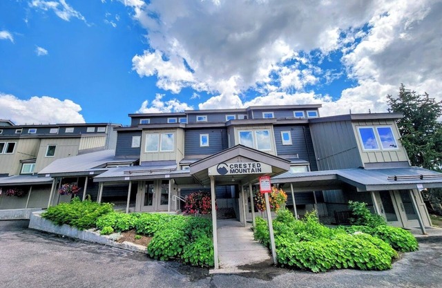 SKI-IN/SKI-OUT! New Renovated Bathrooms! Shared Hot Tub!