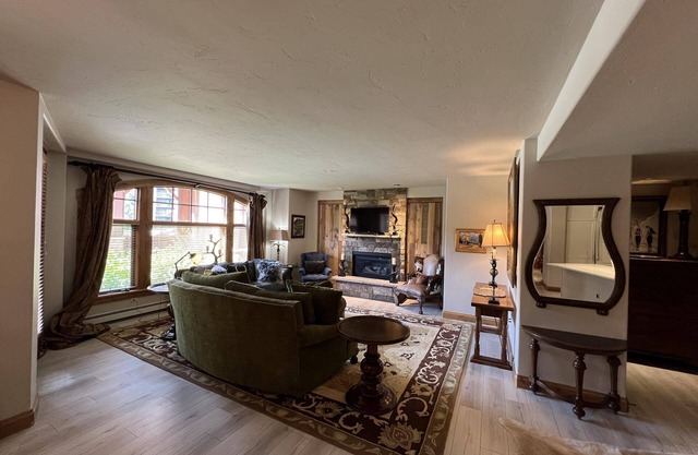 Ski In/Ski Out "WestWall Lodge" A102 Luxury Mountain Accommodation
