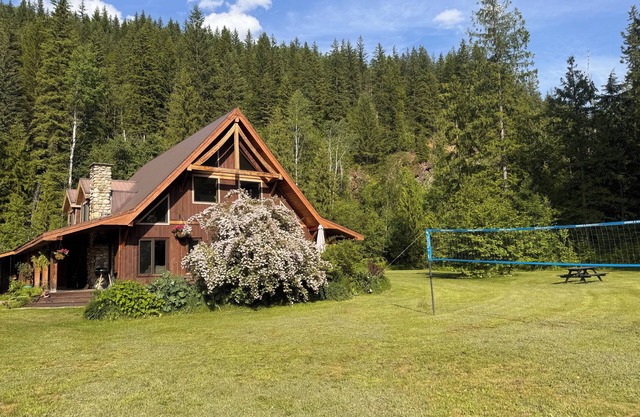 Ski Lodge on acreage close to RMR. Pet friendly!