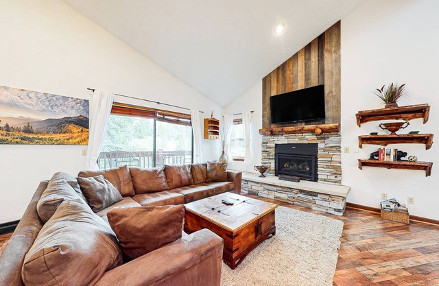 Ski straight to the lift—hot tub, pool & balcony for après-ski