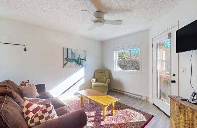 Skiers condo delight w/outdoor pool, playground, Mad Bus route, deck, wifi
