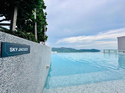 Sky Pool Luxury Sea View Near Penang Airport 9pax