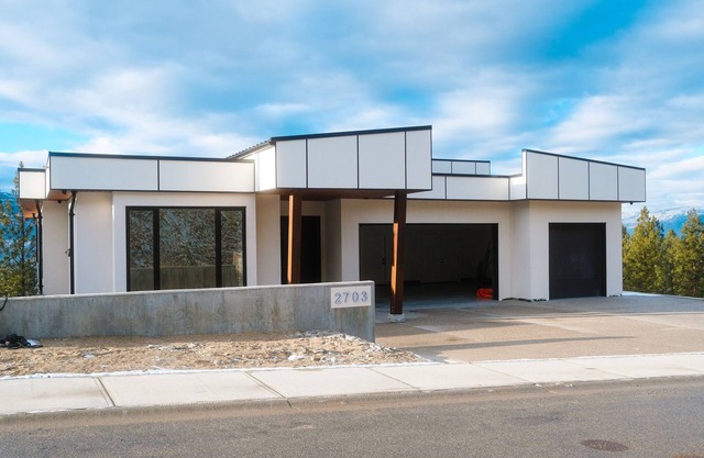 Sky view Retreat with pool, movie theatre and views