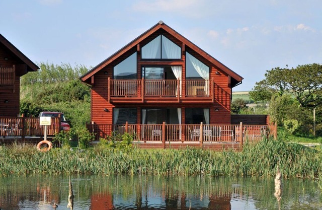 Skylark sleeps 8 private Hot Tub & Dogs welcome Nr Padstow, Resort Pool Bar & Watersports
