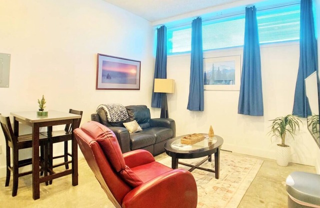 Skyline 104: Modern 1-Bedroom Suite
