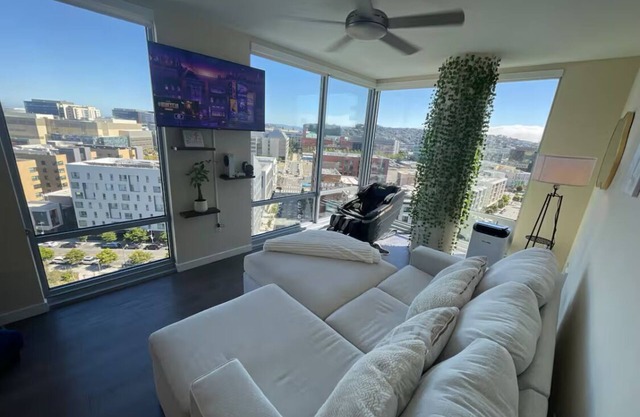 Skyline & Ocean Views I Faith-Filled SF Stay + Gym