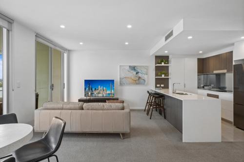 Sleek 2-Bed with Balcony and Communal BBQ Area