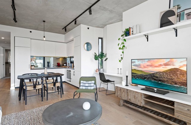 Sleek and Convenient - Close to MCG & Swan St