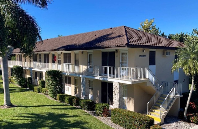 SLEEK AND TRENDY - Efficiency Condo in Popular Marco Island Complex