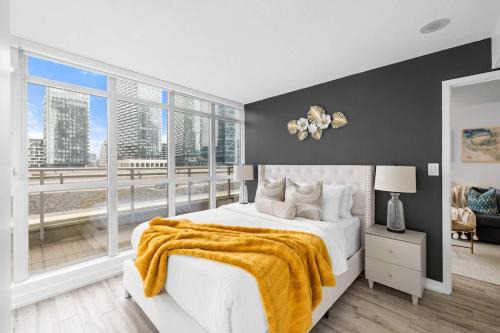 Sleek Downtown Oasis Modern Retreat in Toronto
