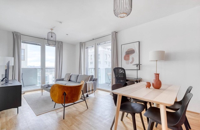 Sleek Marinatower 2BR w/Gym & Elevator, nr metro U2, by Blueground