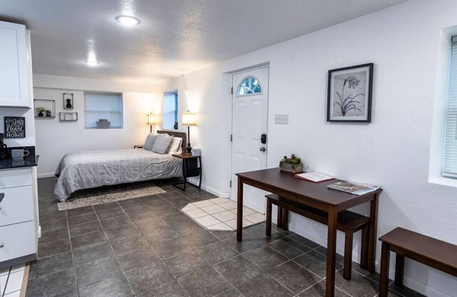 Sleek Studio – Near the Lake and Sam’s Pizza