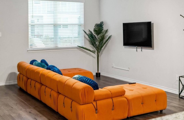 Sleeps 12 |Private BRs, WiFi, Kitchen