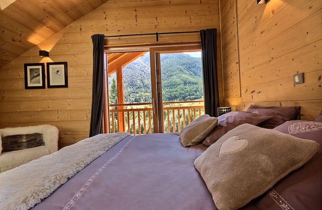 Sleeps 14. Charming and prestigious apartment in Serre Chevalier