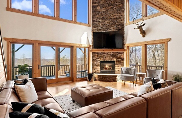 Sleeps 16 - Long Range Views -Private Ski Cabin