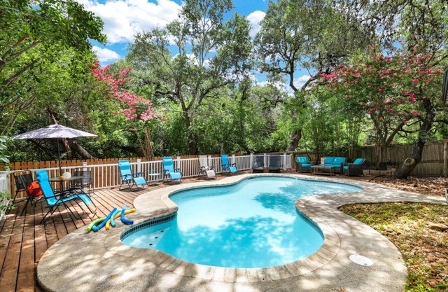 Sleeps 21! Private Oasis in the City