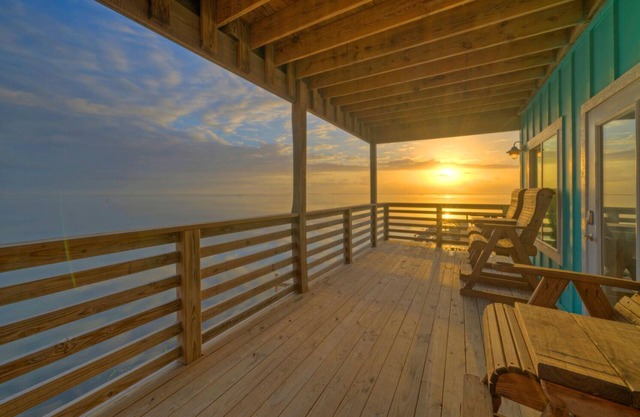 Sleeps 22 | 3 Homes on the Bay w/Waterfront Pool + Boat Dock | Laguna Village