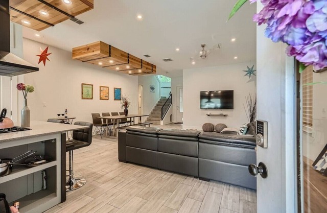Sleeps 25 Pet Friendly W/Exercise Pool Mins to DT!