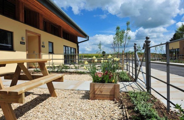 Sleeps 30, 15 Bedrooms, Dogs Welcome, No smoking, Wood Burner, Wi-Fi, Courtyard Garden, Cot and High