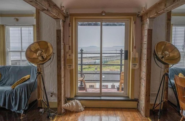 Sleeps 6 - 100mFromBeach - Ocean View Balcony