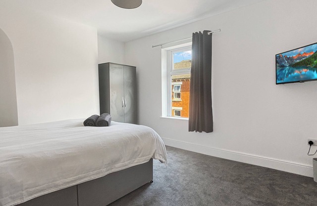 Sleeps 6 Central, Spacious 2-bedroom Apartment in Newark-on-Trent