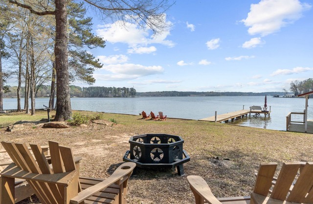 Sleeps 7, Firepit, 2 Kayaks, BIG Water + More!