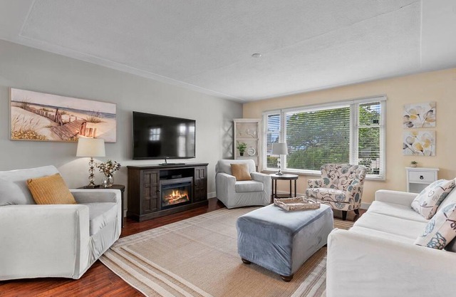 Sleeps 8, Hot tub, Large Patio & Deck Down town - 2 Bedroom 1 Bathroom