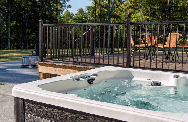 Sleeps 8, hot tub, secluded, spacious