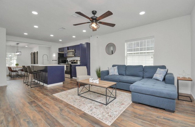 Sleeps 8 - Near Downtown - Free Parking