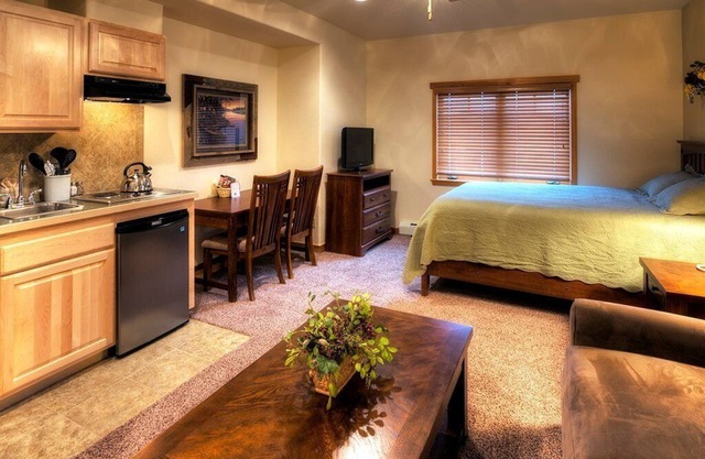 Sleeps 8, Spacious 2 bed 2 bath apartment in Ski-in/out resort.