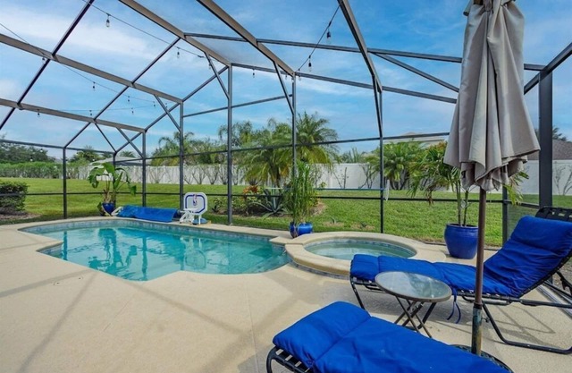 Sleeps up to 10 people in this fully equipped- Legacy Park Home