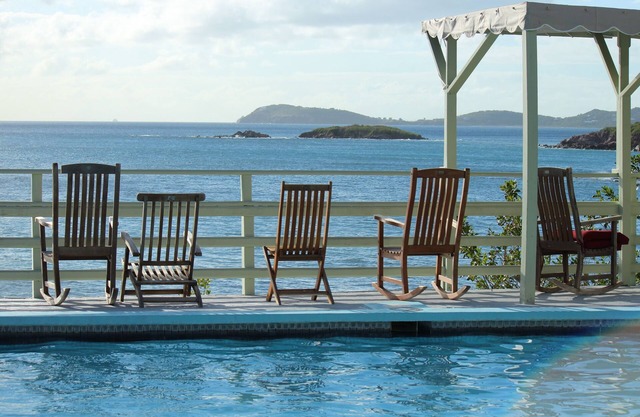 Slice of Paradise - RIGHT ON THE WATER! .60 second walk to the beach