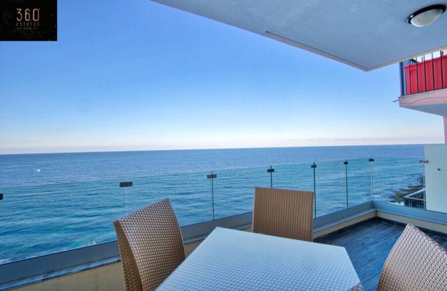 Sliema Seafront 3BR - opposite Beach - AC & Wifi