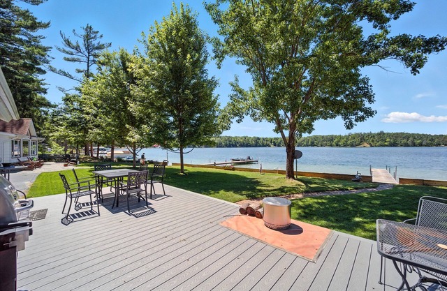 Sliver of Paradise - Autumn Colors & Lakefront Comfort Await