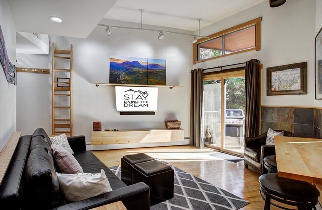 Slope Side Lodge Apt. Surrounded by Nature Steps to the Bus - Fast WiFi
