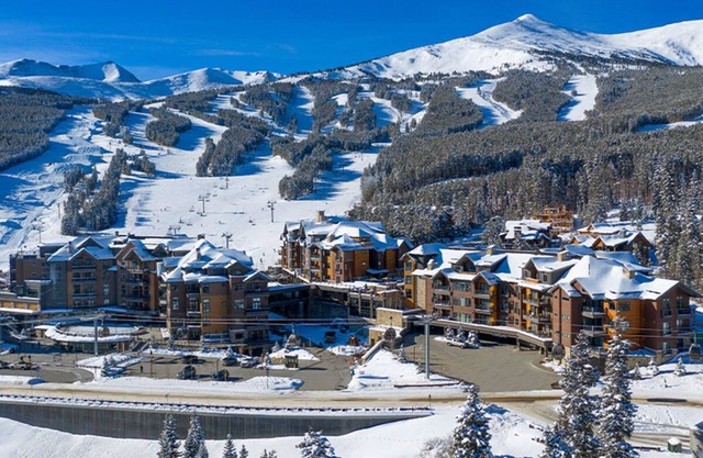 Slopeside Studio, Ski-in/Ski out, Spa, Hot Tubs, free Gondola to Town. Sleeps 4