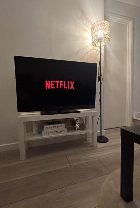 Small 1 Bed Apartment - Free Parking!