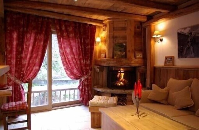 Small charming chalet in old wood mountain atmosphere and warm guaranteed