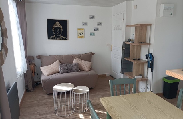 Small cocoon 600 metres from the beach