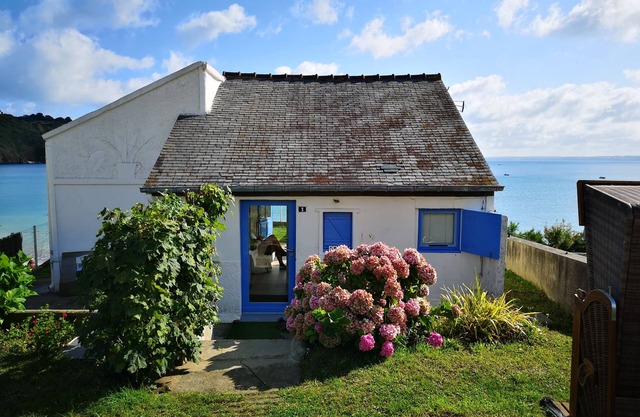 Small house facing the sea, exceptional view of the bay, like on a boat