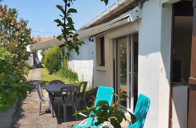 small independent studio on one level in the middle of a plot of 1000m2