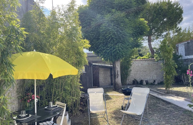SMALL STUDIO ON GARDEN - CITY CENTER - FREE PARKING - BICYCLE SHELTER