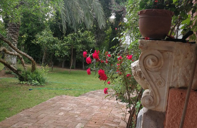 Small villa with a large private and quiet garden, 10 min walk from Metro