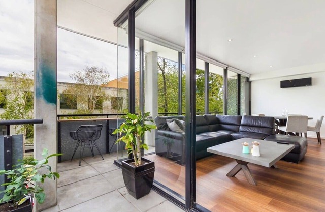 Smart Apartment in Elegant Suburb Close to City