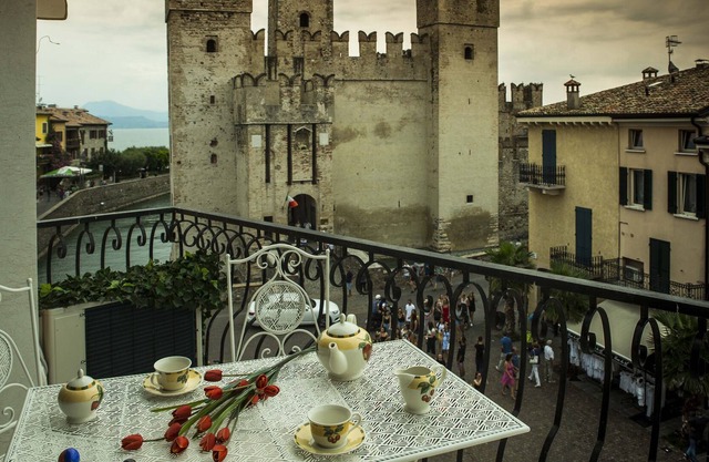 SMILE: Magnificent appartment in heart of Sirmione (splendid Castle View)