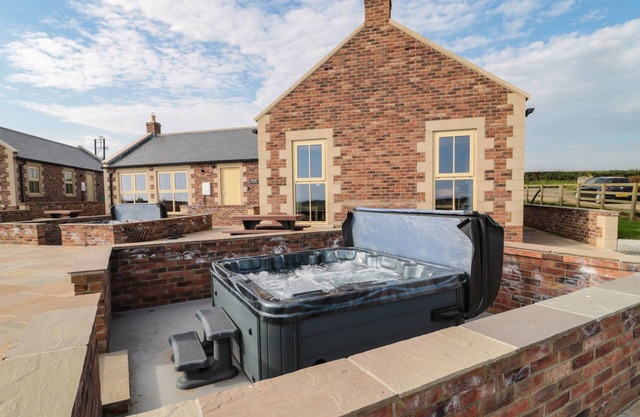 SMITHY COTTAGE, family friendly, luxury holiday cottage in Embleton