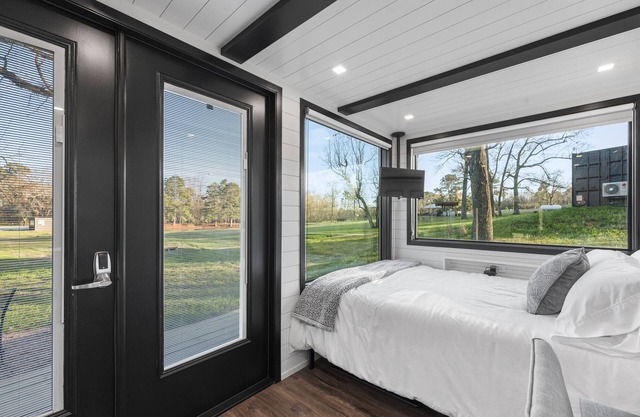 Smoke Shack-2 mins to Lake Conroe! Rooftop deck, Heated Pool, Fire Pit