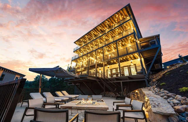 Smoky Mtn Ultra Luxury Cabin, IndoorPool, PS5, 8Bsleeps26, Waterpark, Pool Table