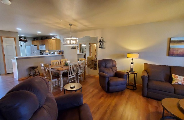 *Snazzy*Walk-In*2 Kings*Two Rocker Recliners*