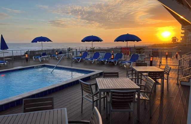 Snowbird Escape | Golf, Gym & Work Friendly